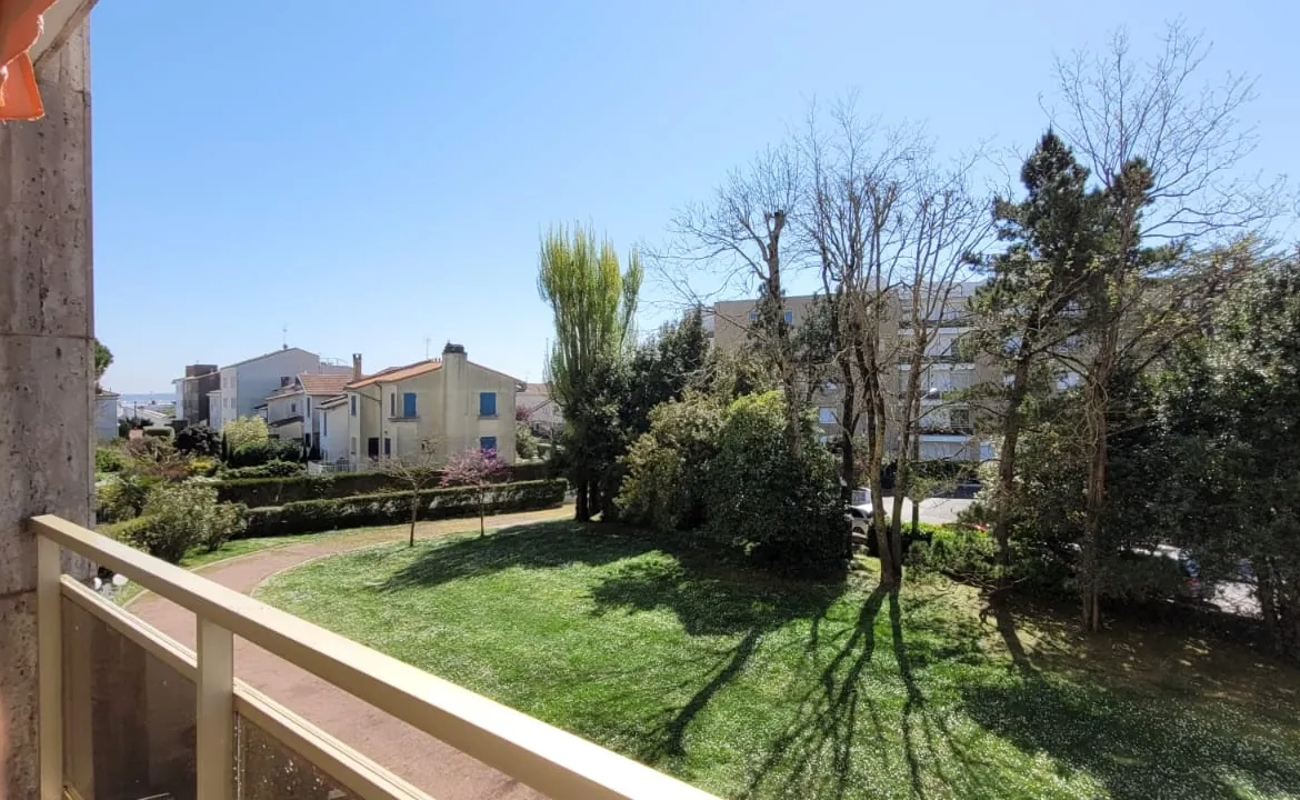 Studio récent avec loggia et vue parc au cœur de Royan 