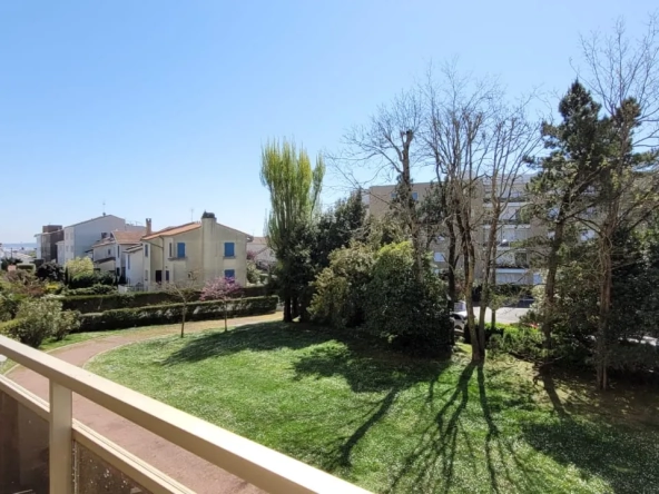 Studio récent avec loggia et vue parc au cœur de Royan 