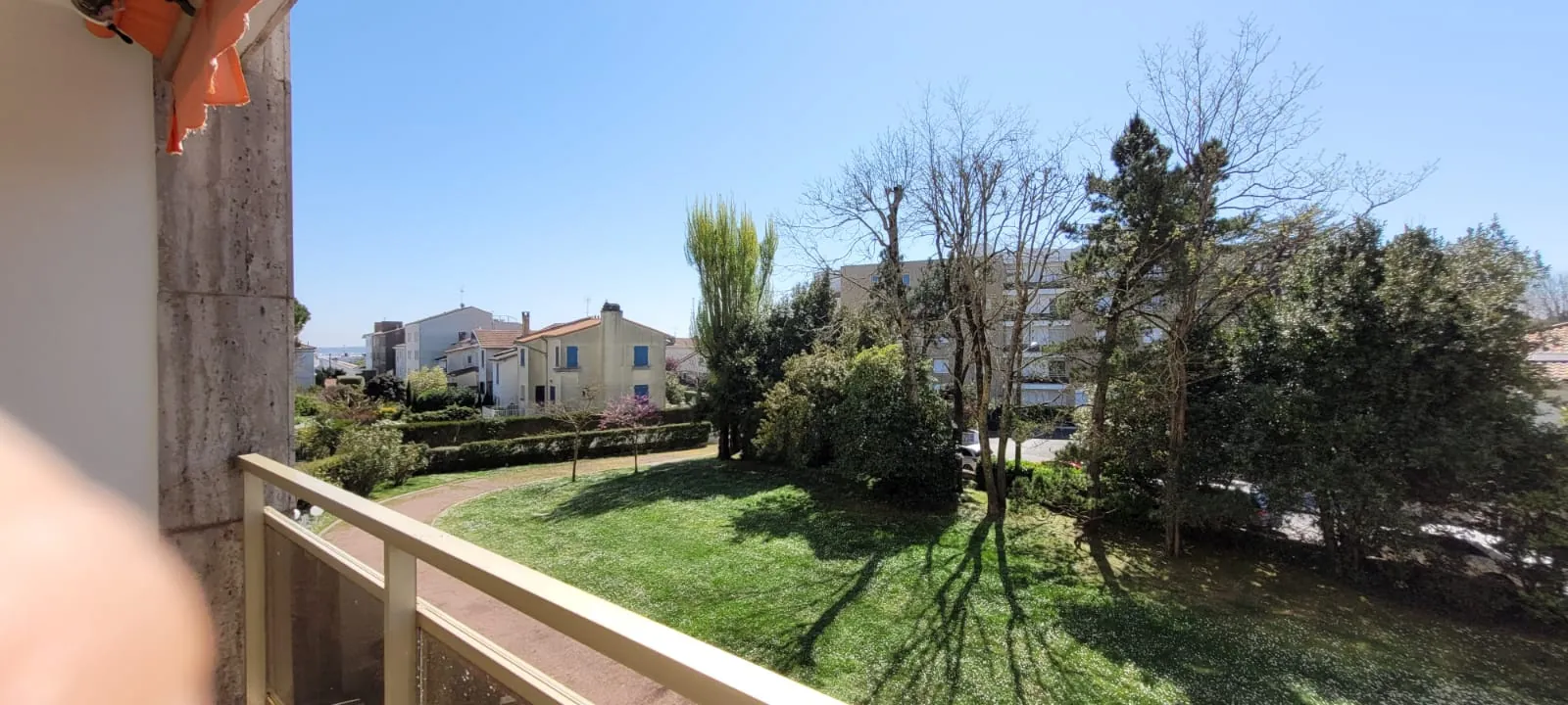 Studio récent avec loggia et vue parc au cœur de Royan 