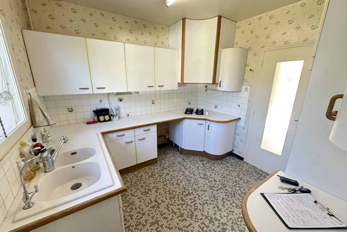 Maison de plain-pied à Sainte-Bazeille avec jardin et garage 