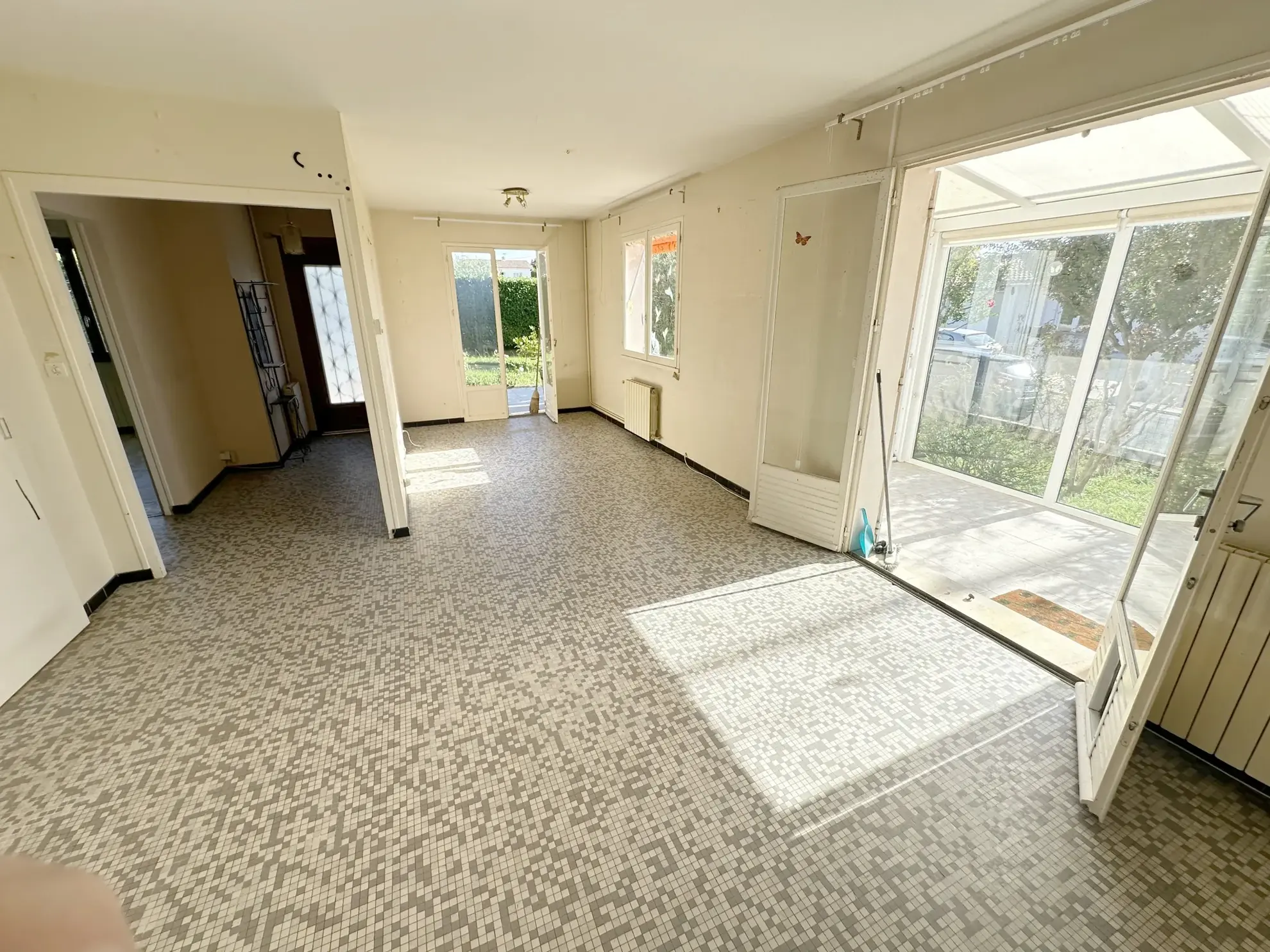 Maison de plain-pied à Sainte-Bazeille avec jardin et garage 