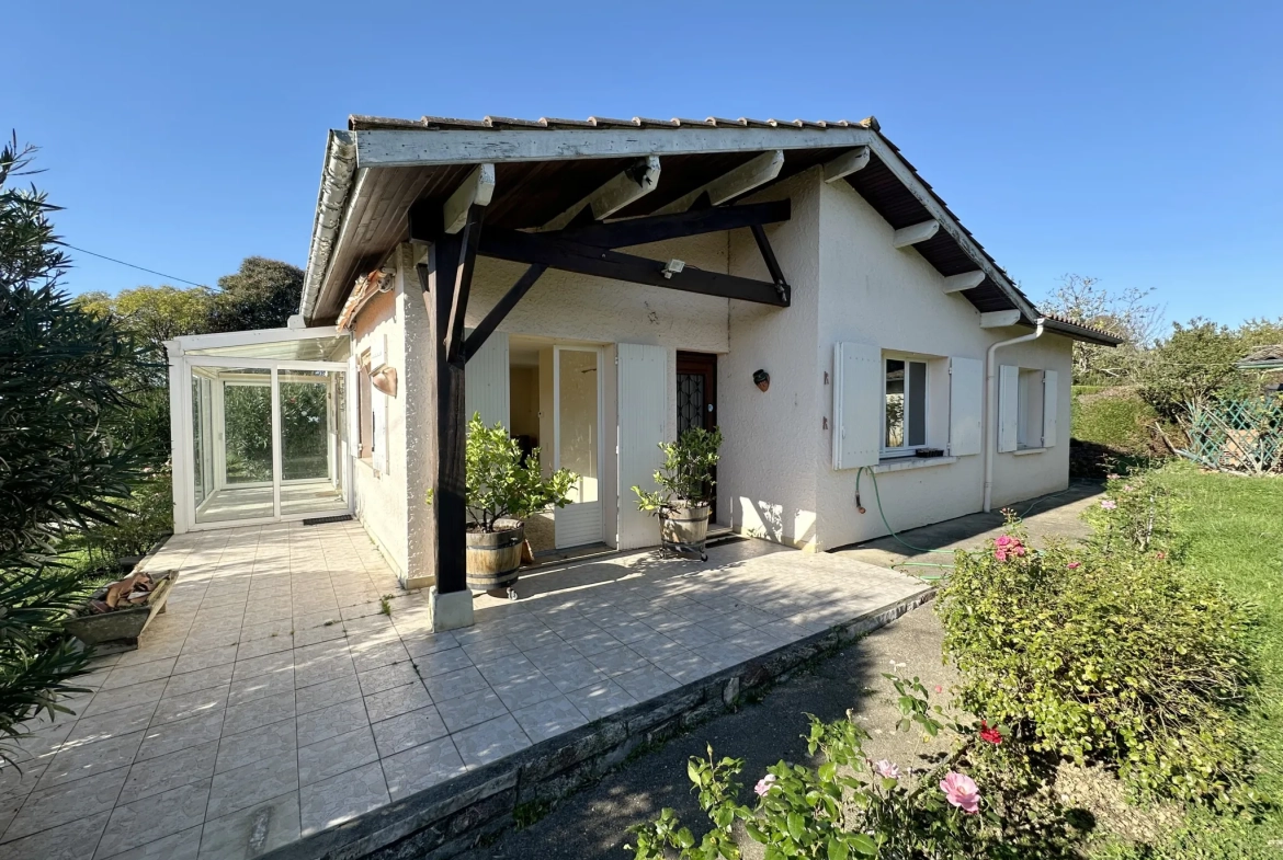 Maison de plain-pied à Sainte-Bazeille avec jardin et garage 