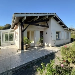 Maison de plain-pied à Sainte-Bazeille avec jardin et garage