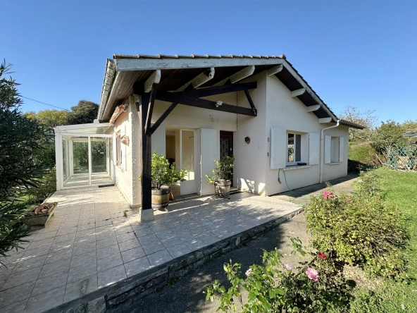 Maison de plain-pied à Sainte-Bazeille avec jardin et garage