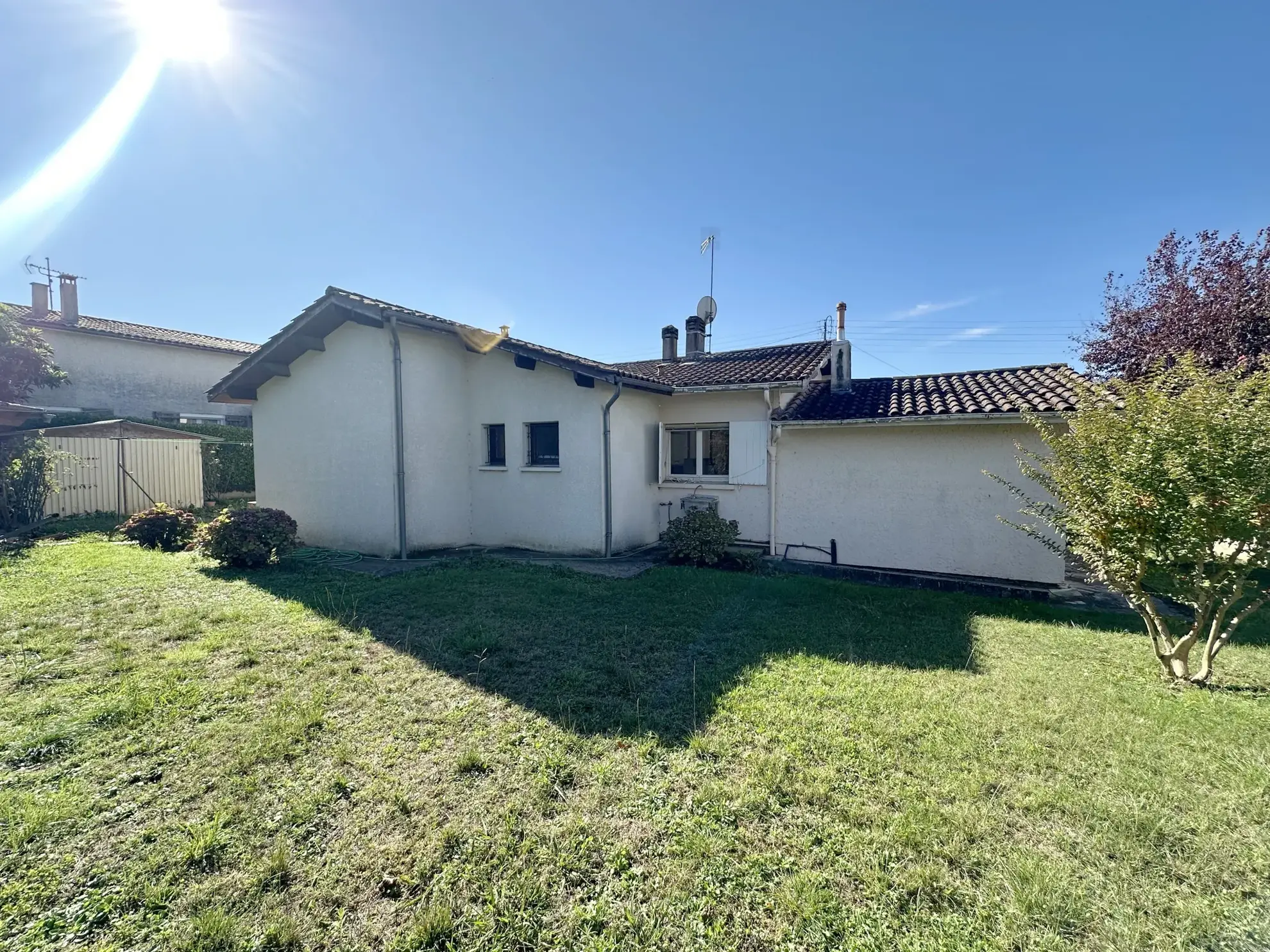 Maison de plain-pied à Sainte-Bazeille avec jardin et garage 