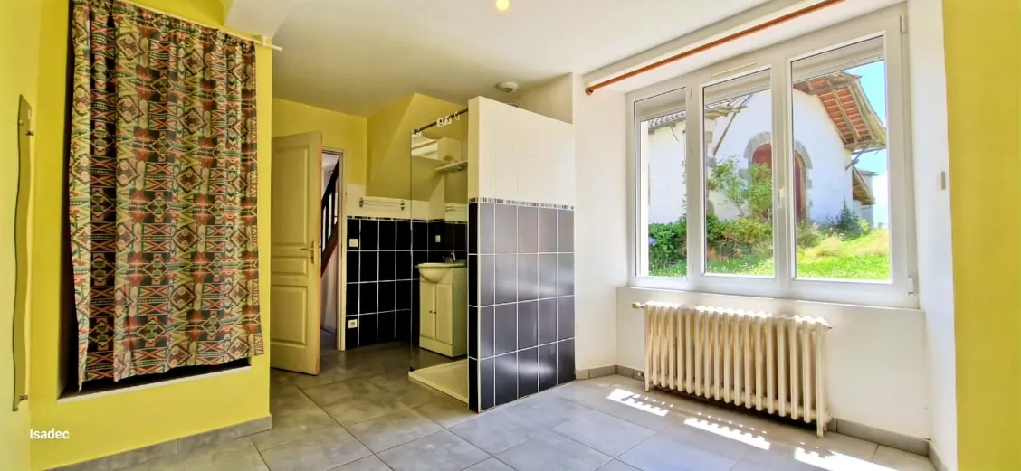 Maison de village rénovée avec grande grange à Lacapelle Marival 