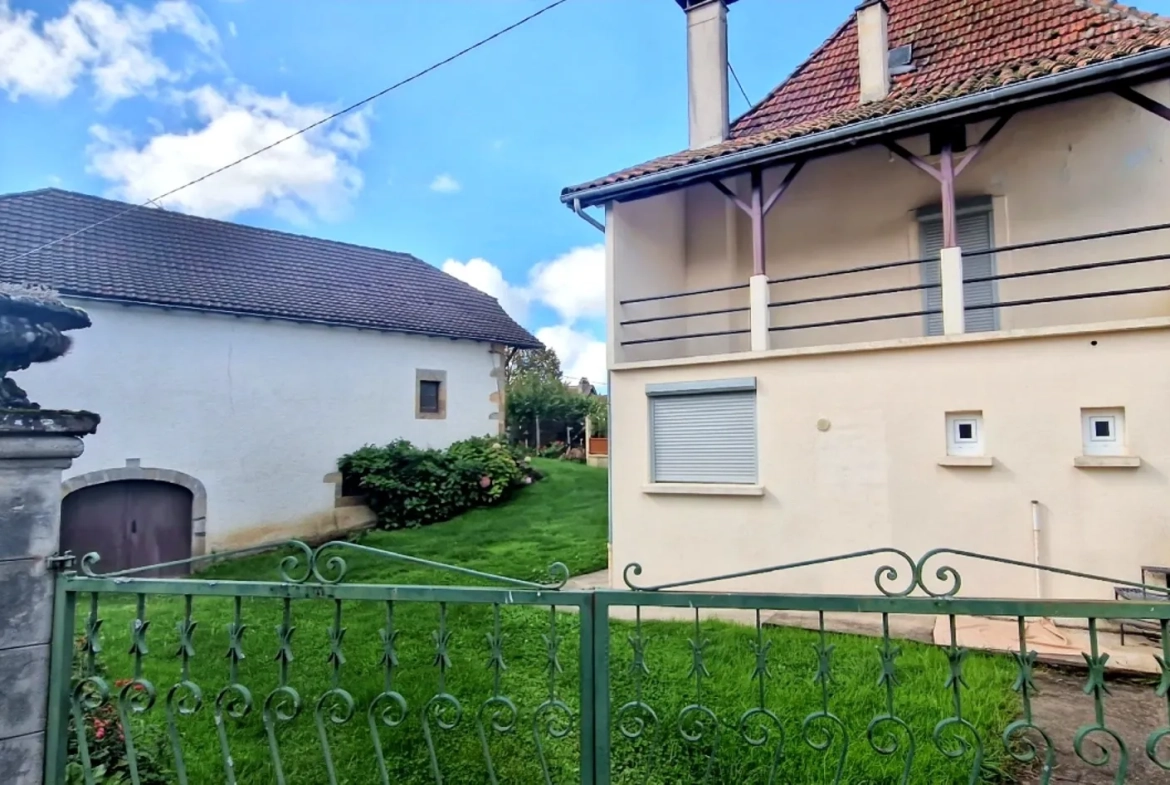 Maison de village rénovée avec grande grange à Lacapelle Marival 