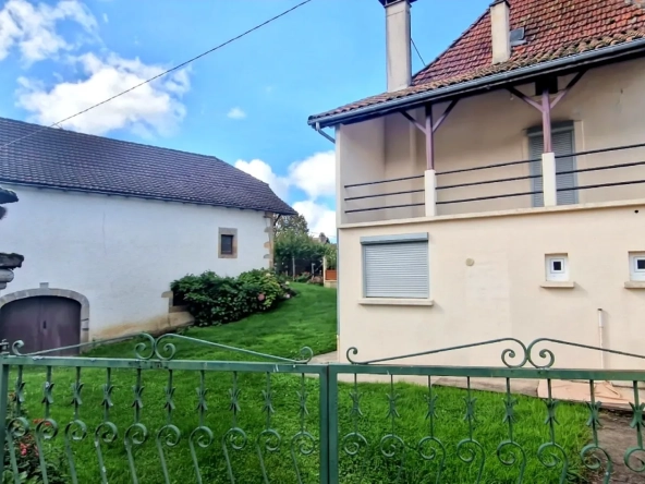 Maison de village rénovée avec grande grange à Lacapelle Marival
