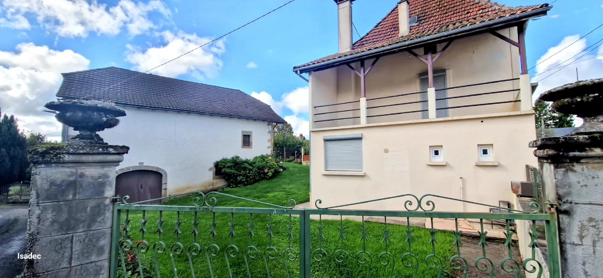Maison de village rénovée avec grande grange à Lacapelle Marival 