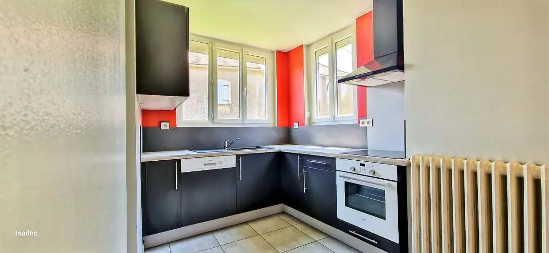 Maison de village rénovée avec grande grange à Lacapelle Marival 