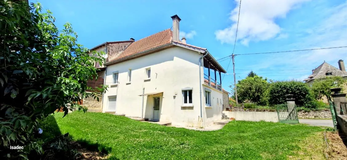 Maison de village rénovée avec grande grange à Lacapelle Marival 