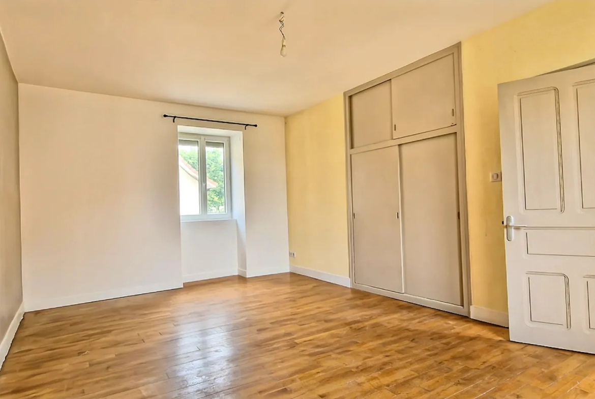 Maison de village rénovée avec grande grange à Lacapelle Marival 