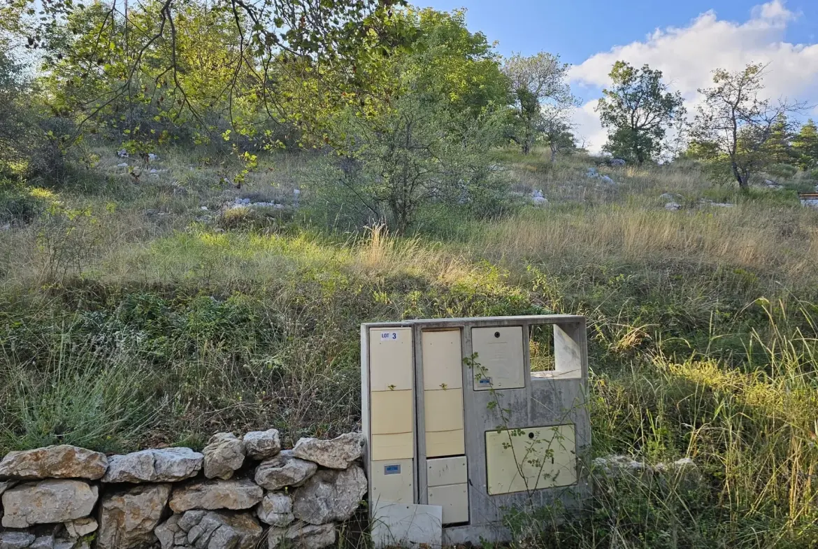 Terrain constructible de 2000 m² à Caussols avec vue panoramique 