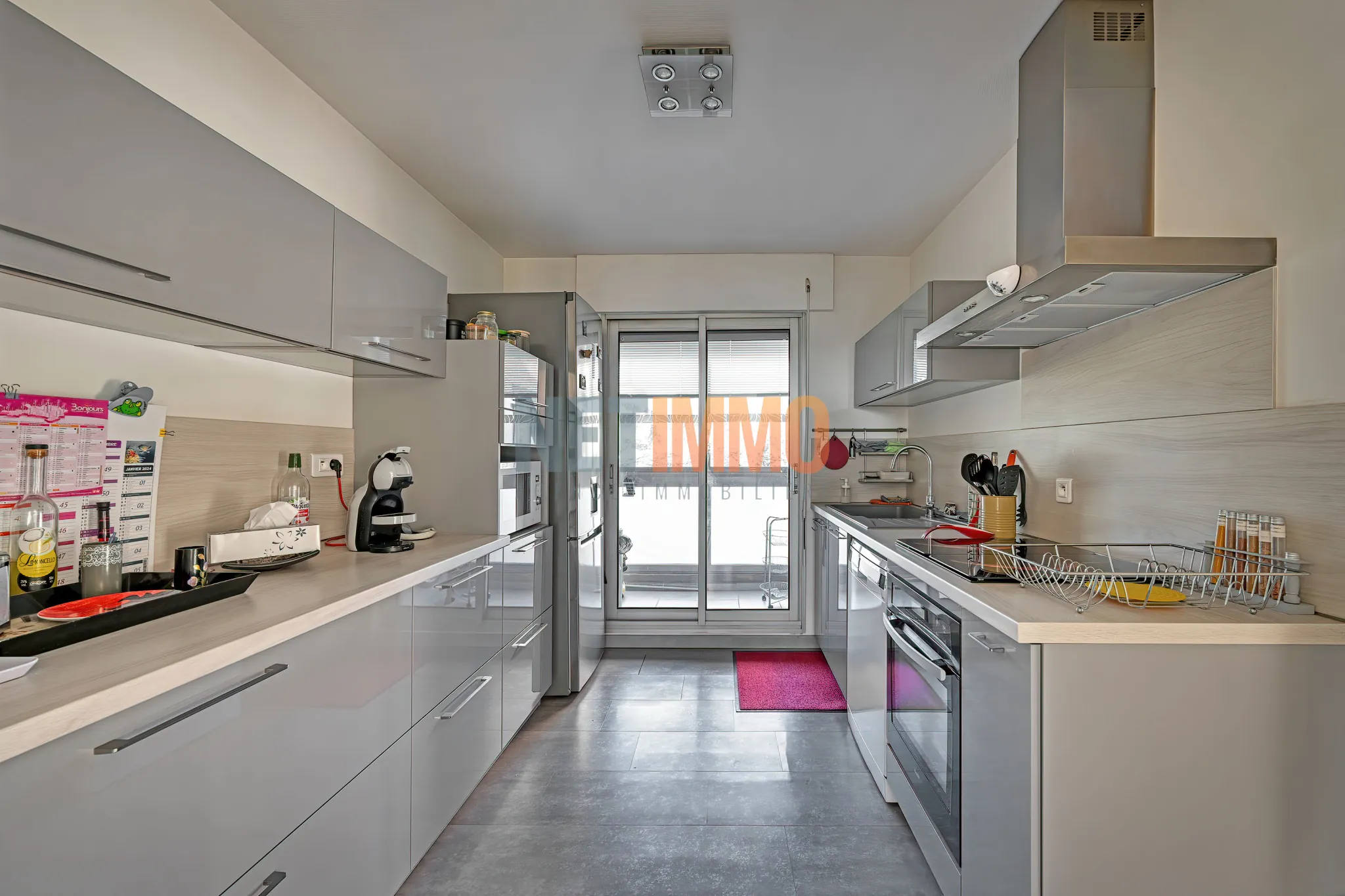 Appartement T3 avec terrasse et parking à Nîmes, résidence sécurisée, 77 m² 