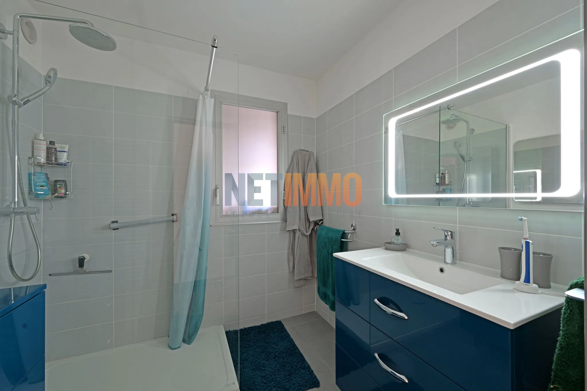 Appartement T3 avec terrasse et parking à Nîmes, résidence sécurisée, 77 m² 