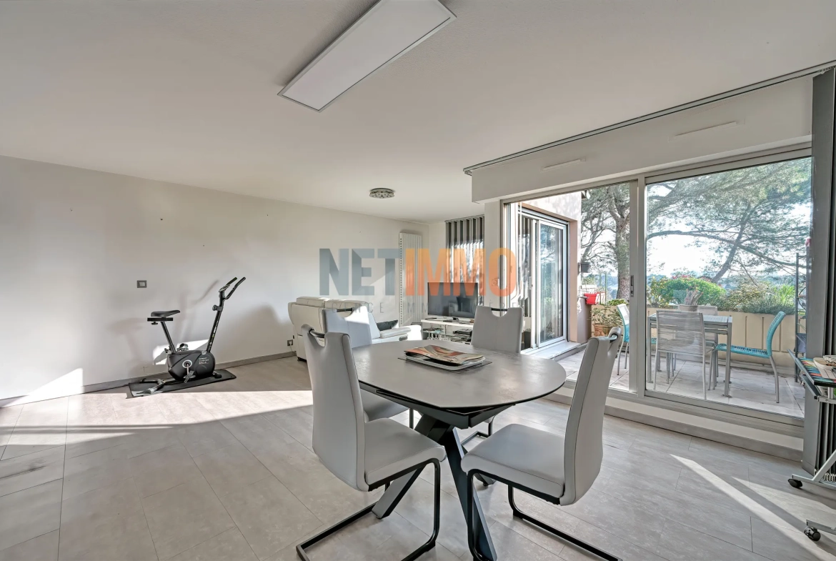 Appartement T3 avec terrasse et parking à Nîmes, résidence sécurisée, 77 m² 