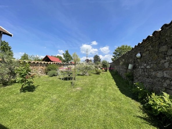 Maison de village rénovée avec atelier et jardin à Montagny, proche Lyon et Roanne