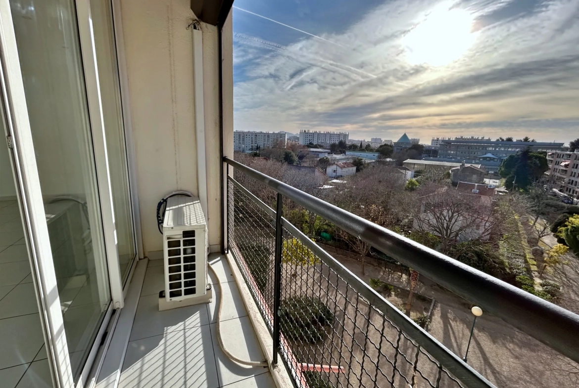 Appartement lumineux T3 de 64,92 m² avec balcon exposé sud-ouest à Marseille 