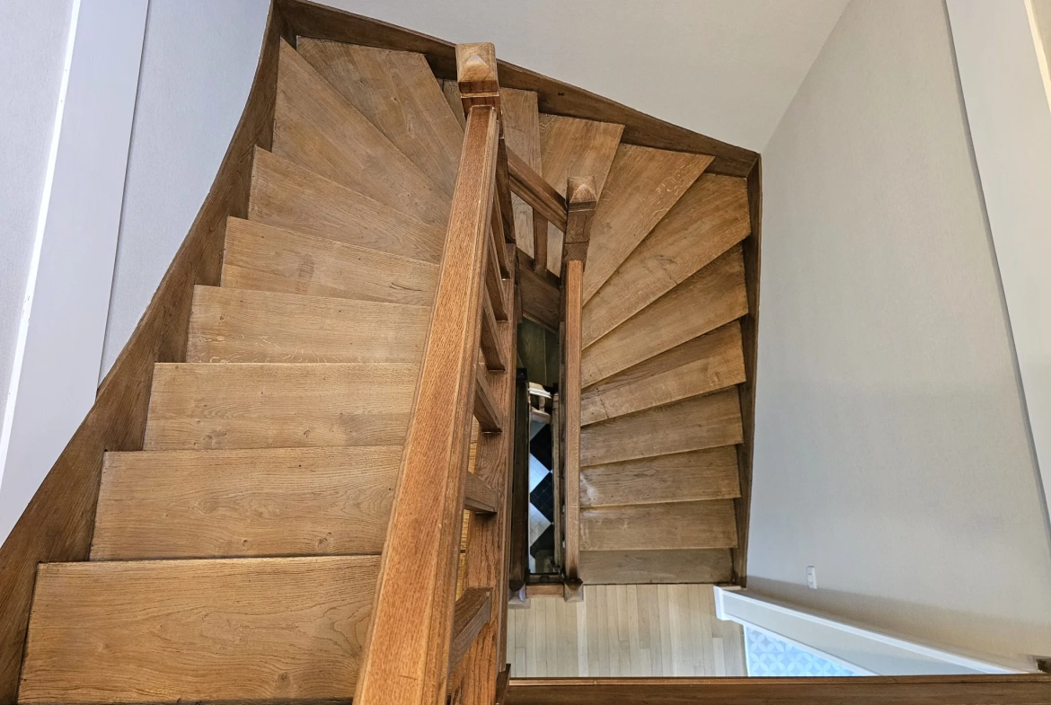 Magnifique maison rénovée de 200 m² avec cour et garage à Gannat 