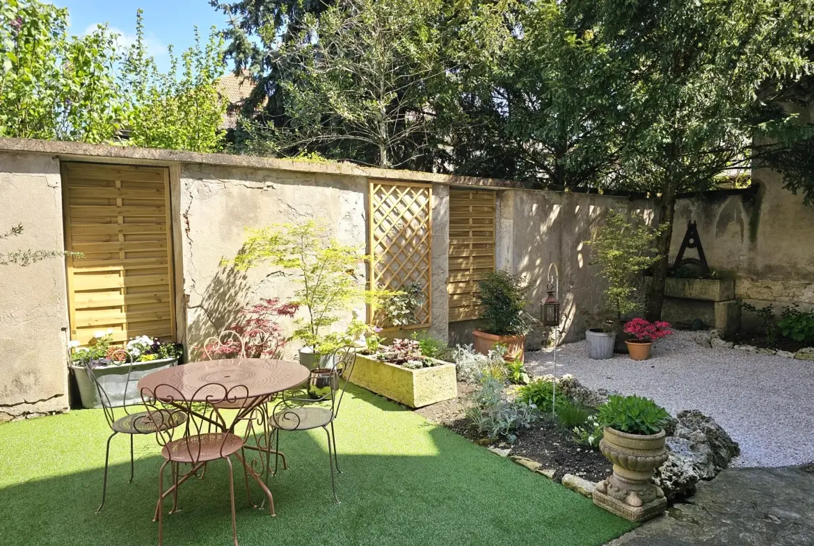 Magnifique maison rénovée de 200 m² avec cour et garage à Gannat 