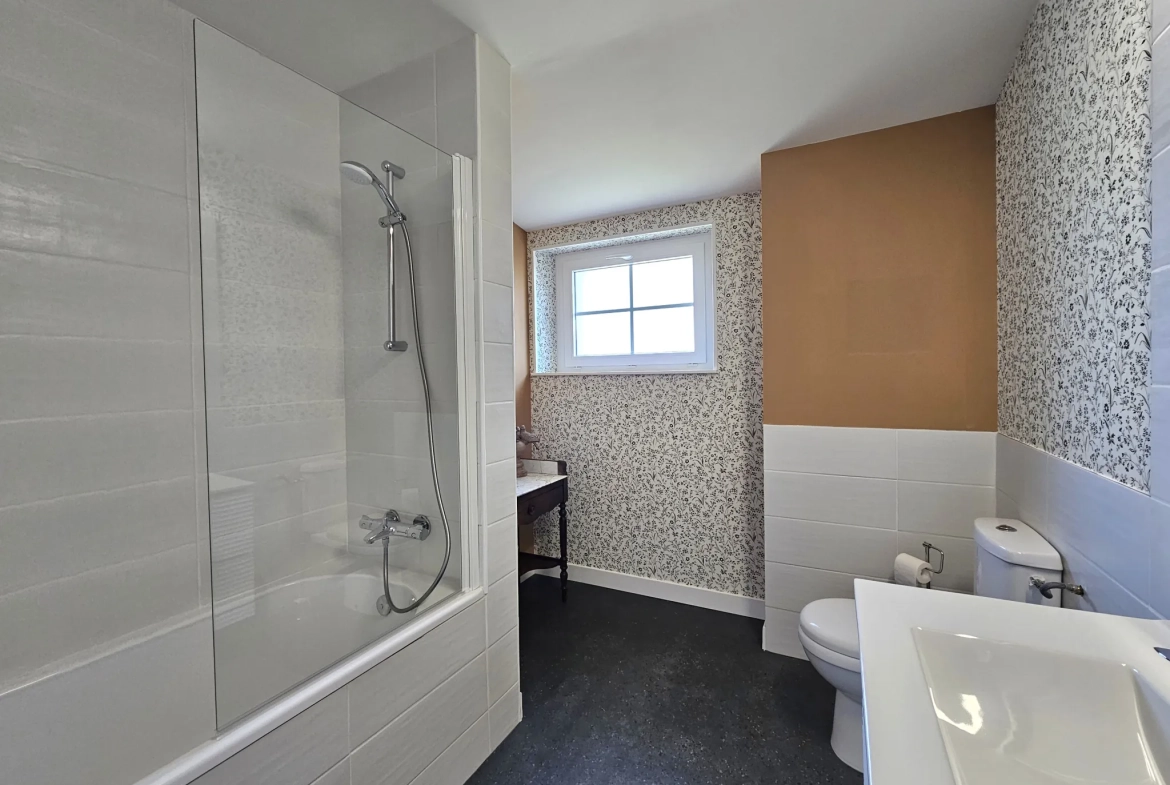 Magnifique maison rénovée de 200 m² avec cour et garage à Gannat 