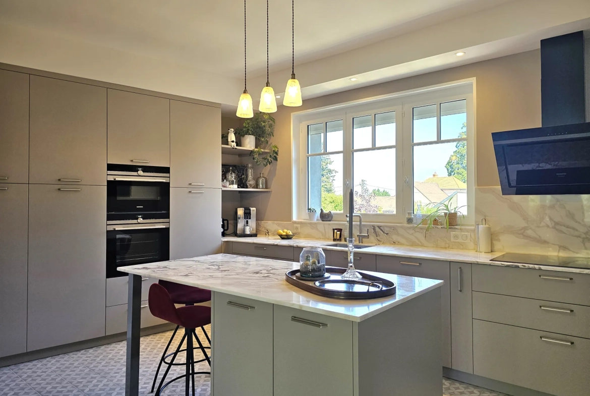 Magnifique maison rénovée de 200 m² avec cour et garage à Gannat 