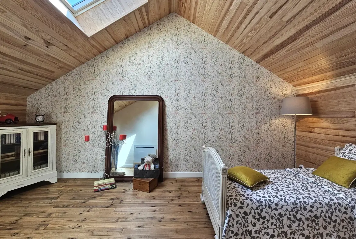 Magnifique maison rénovée de 200 m² avec cour et garage à Gannat 