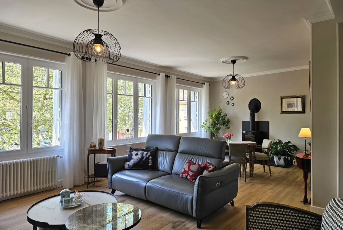 Magnifique maison rénovée de 200 m² avec cour et garage à Gannat 