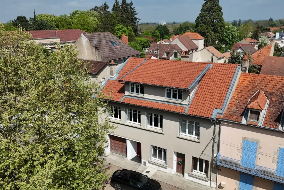 Magnifique maison rénovée de 200 m² avec cour et garage à Gannat 