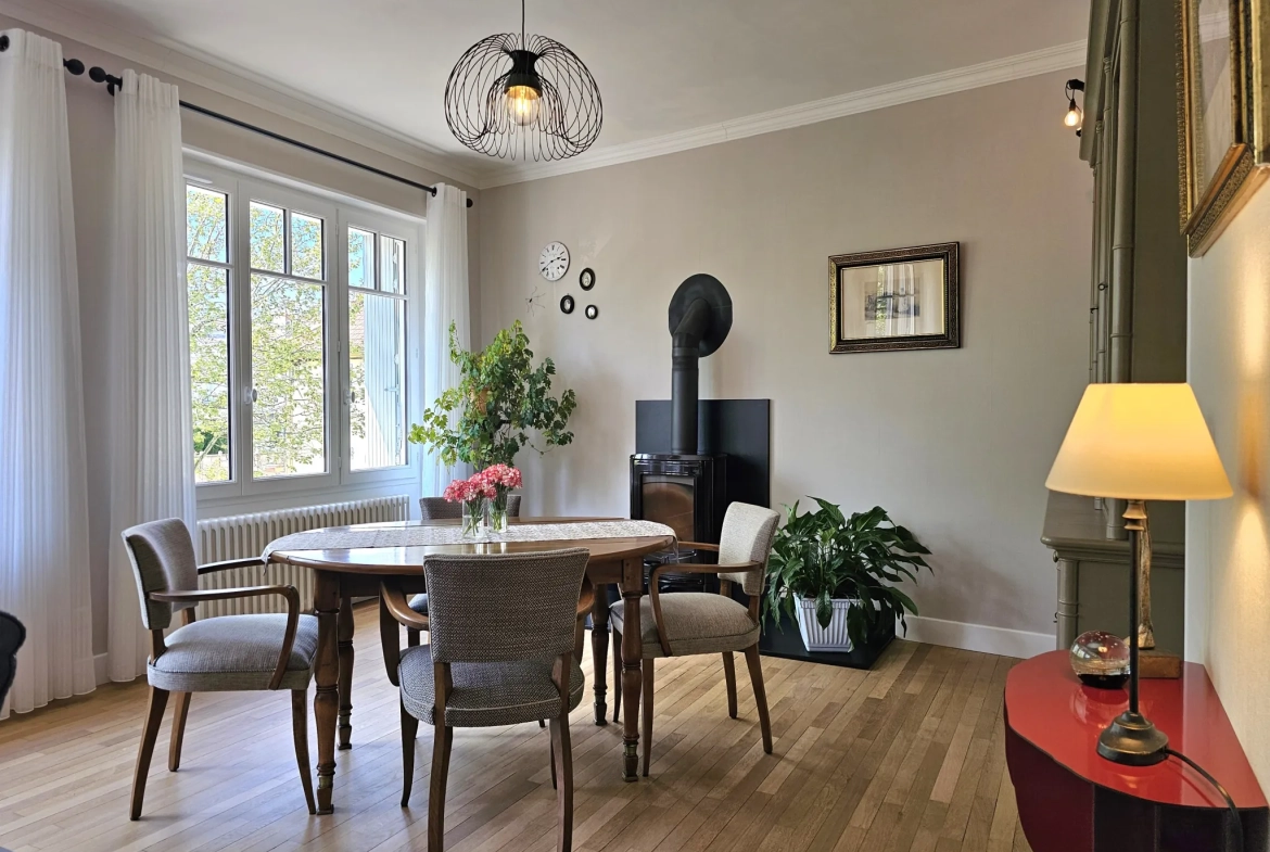 Magnifique maison rénovée de 200 m² avec cour et garage à Gannat 