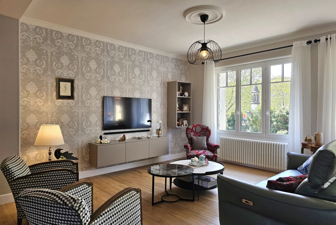 Magnifique maison rénovée de 200 m² avec cour et garage à Gannat 