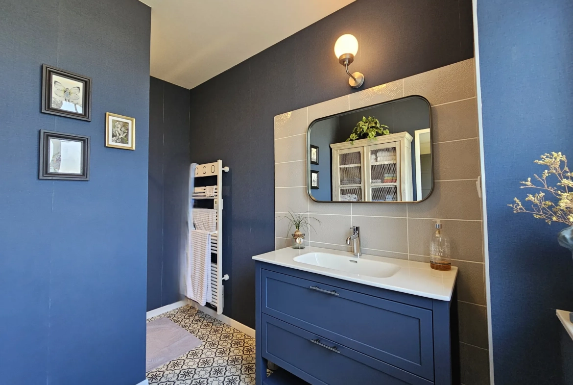 Magnifique maison rénovée de 200 m² avec cour et garage à Gannat 