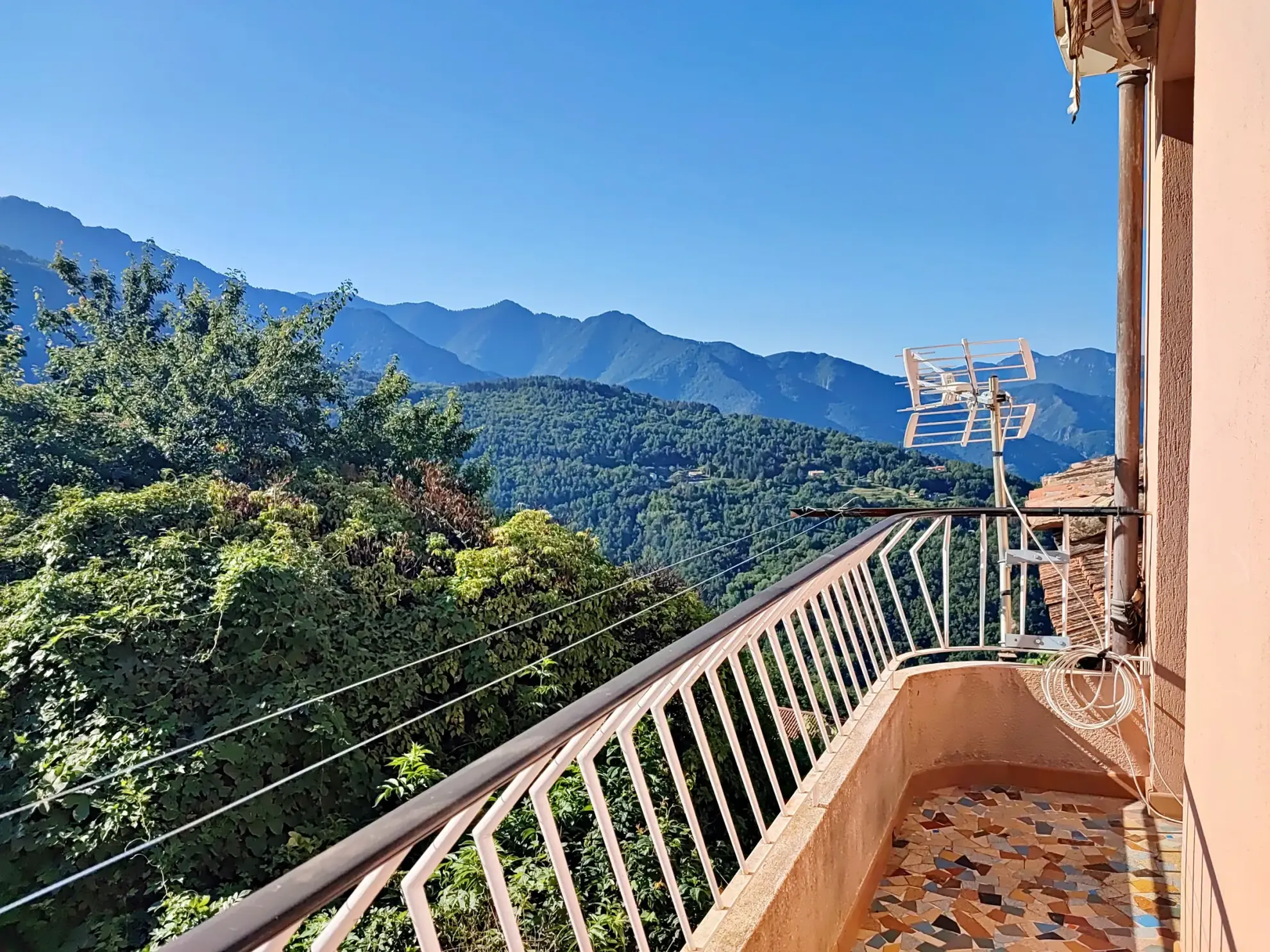 Maison de village à Belvédère de 82 m² avec studio, vue dégagée et terrain 