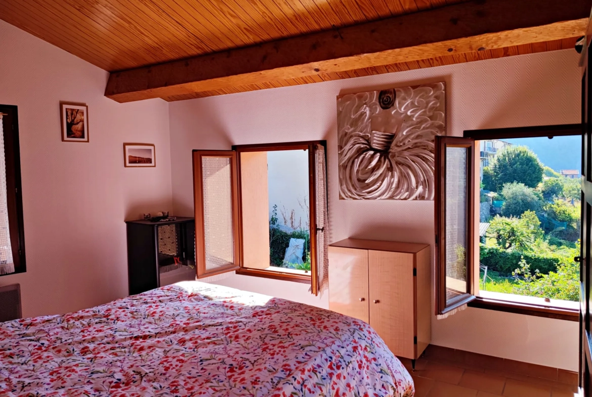 Maison de village à Belvédère de 82 m² avec studio, vue dégagée et terrain 