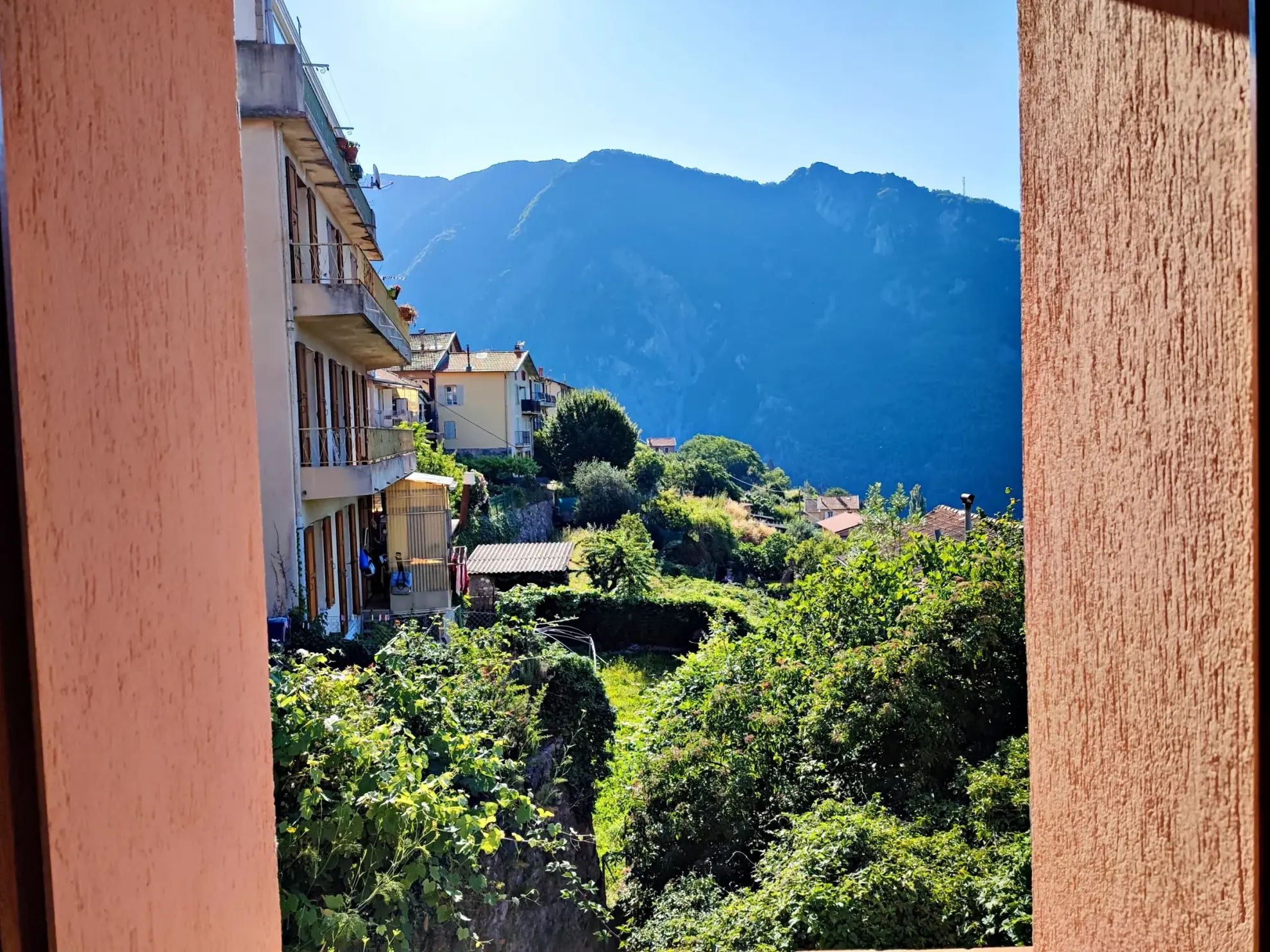 Maison de village à Belvédère de 82 m² avec studio, vue dégagée et terrain 