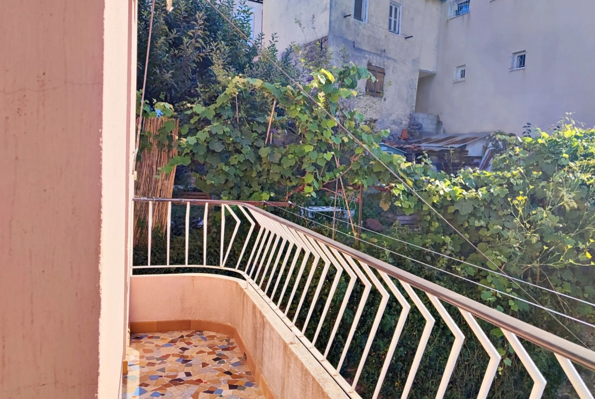 Maison de village à Belvédère de 82 m² avec studio, vue dégagée et terrain 