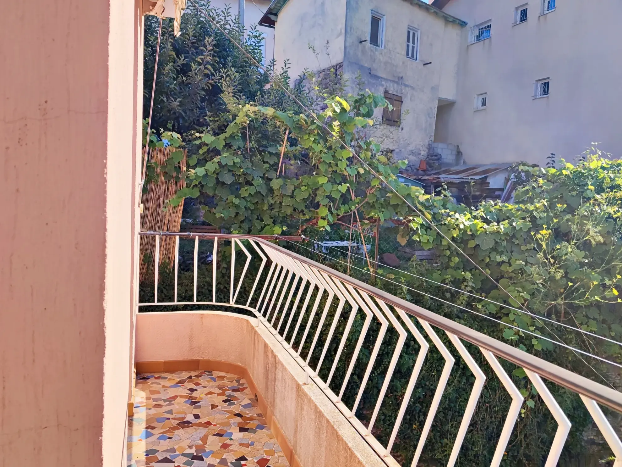 Maison de village à Belvédère de 82 m² avec studio, vue dégagée et terrain 