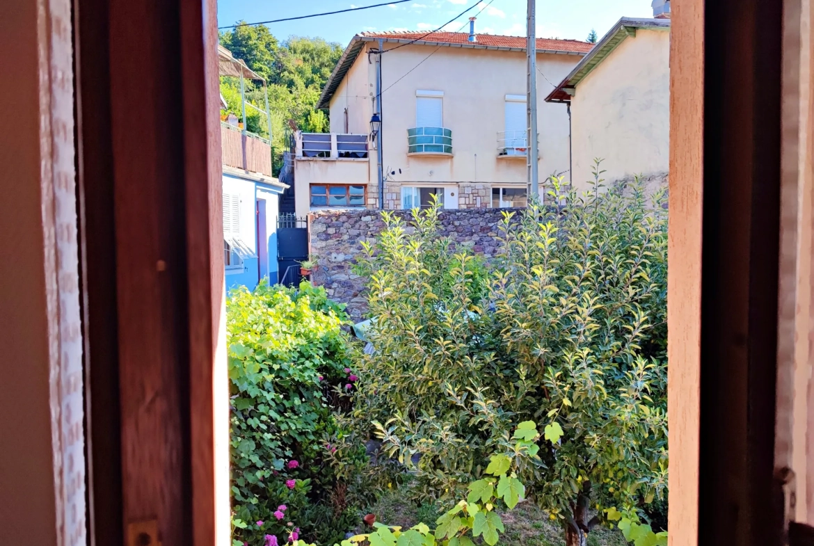 Maison de village à Belvédère de 82 m² avec studio, vue dégagée et terrain 