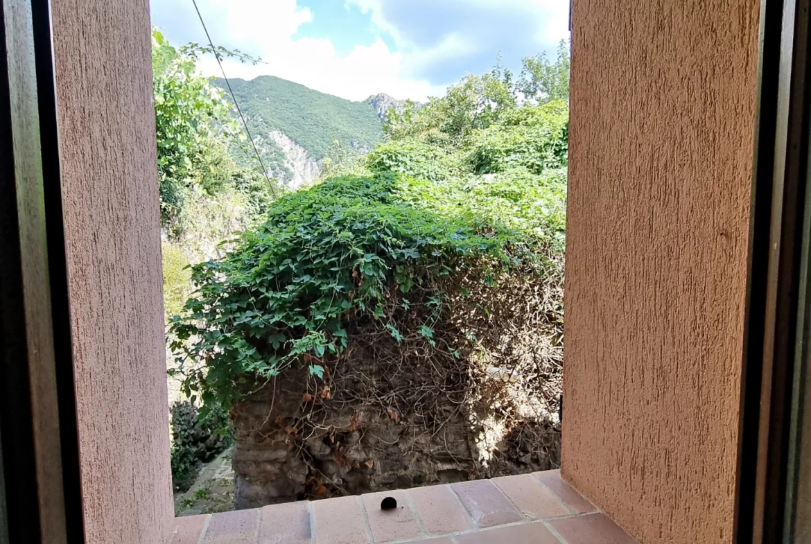Maison de village à Belvédère de 82 m² avec studio, vue dégagée et terrain 