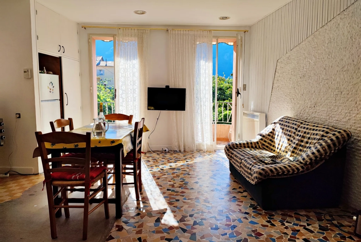 Maison de village à Belvédère de 82 m² avec studio, vue dégagée et terrain 