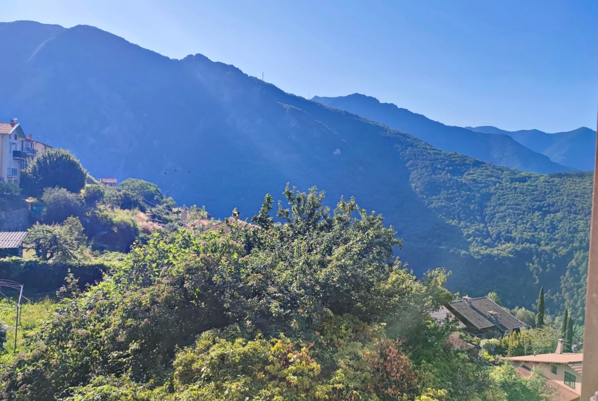 Maison de village à Belvédère de 82 m² avec studio, vue dégagée et terrain 