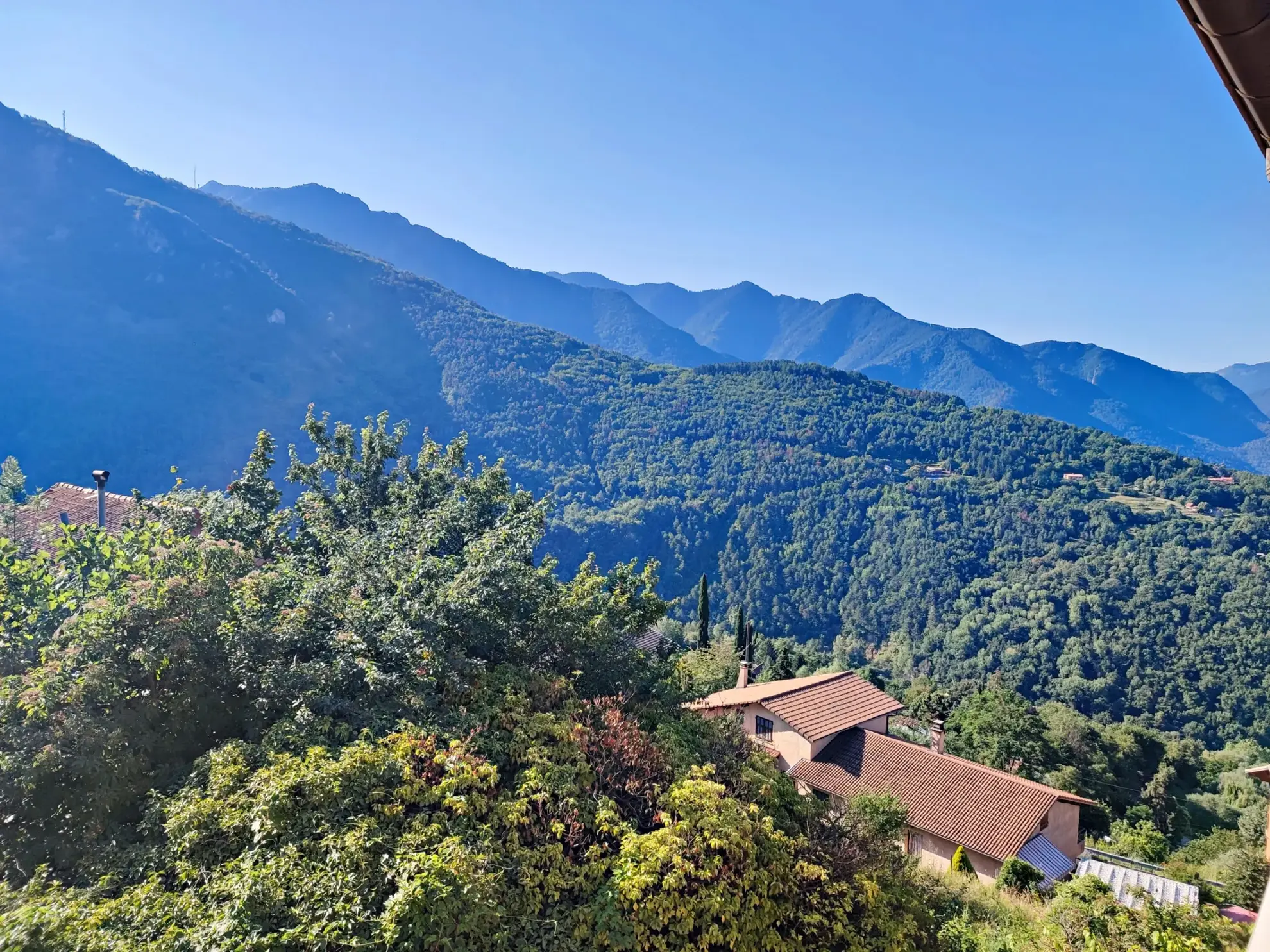 Maison de village à Belvédère de 82 m² avec studio, vue dégagée et terrain 