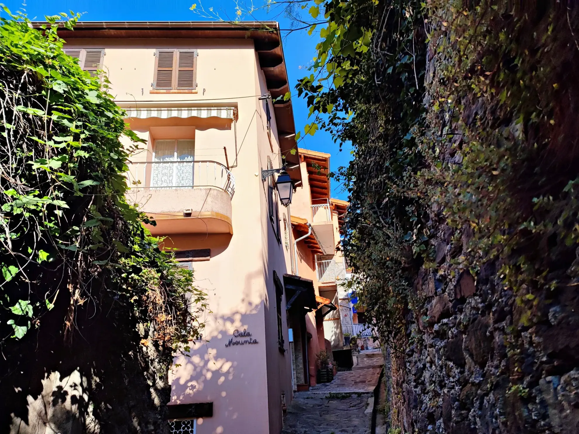 Maison de village à Belvédère de 82 m² avec studio, vue dégagée et terrain 