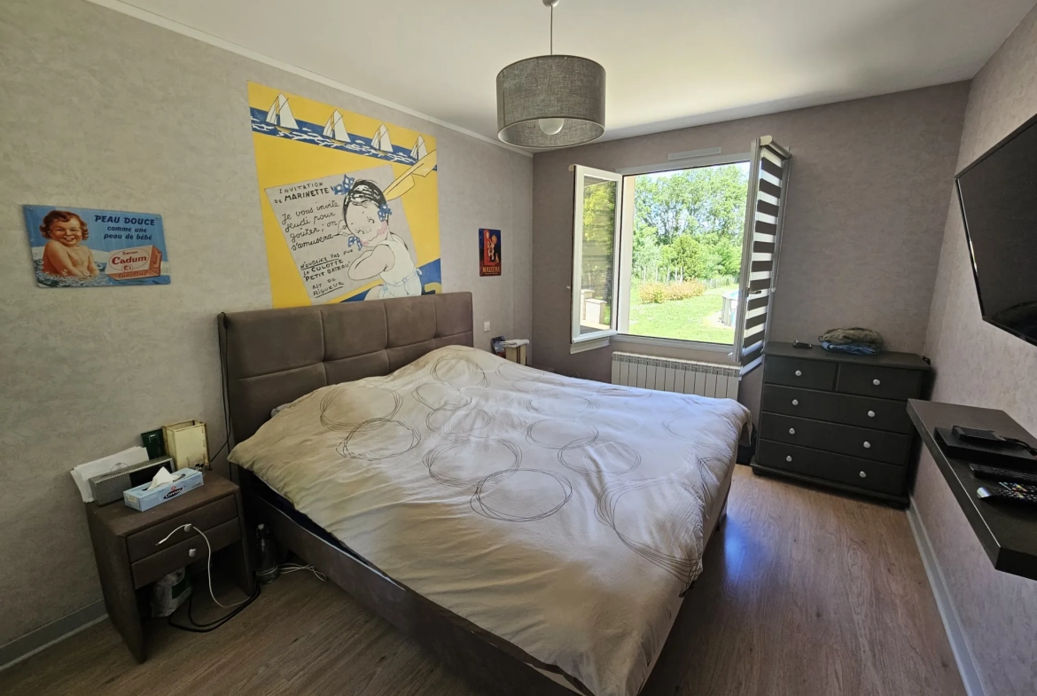 Maison familiale de plain-pied avec jardin, piscine et garage à Sansais 