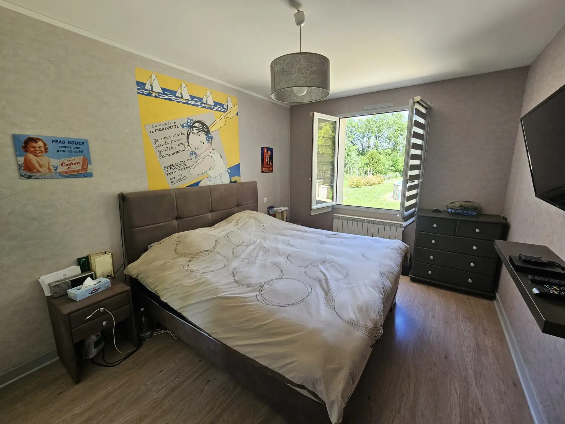 Maison familiale de plain-pied avec jardin, piscine et garage à Sansais 