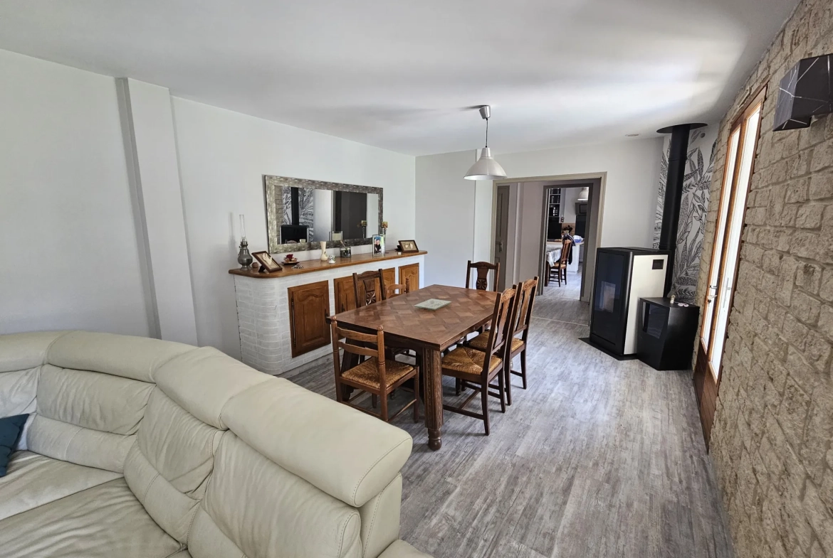 Maison familiale de plain-pied avec jardin, piscine et garage à Sansais 