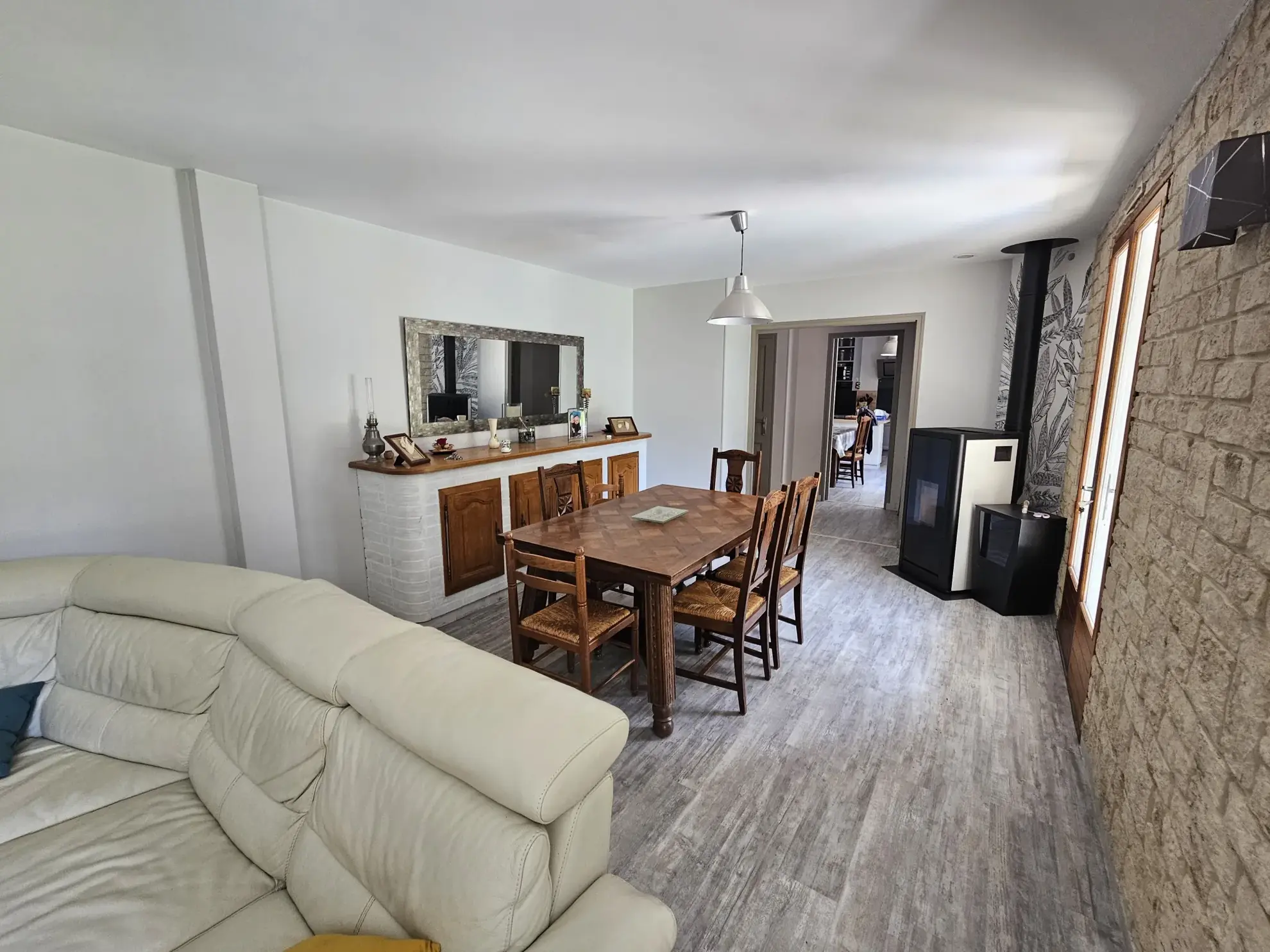 Maison familiale de plain-pied avec jardin, piscine et garage à Sansais 