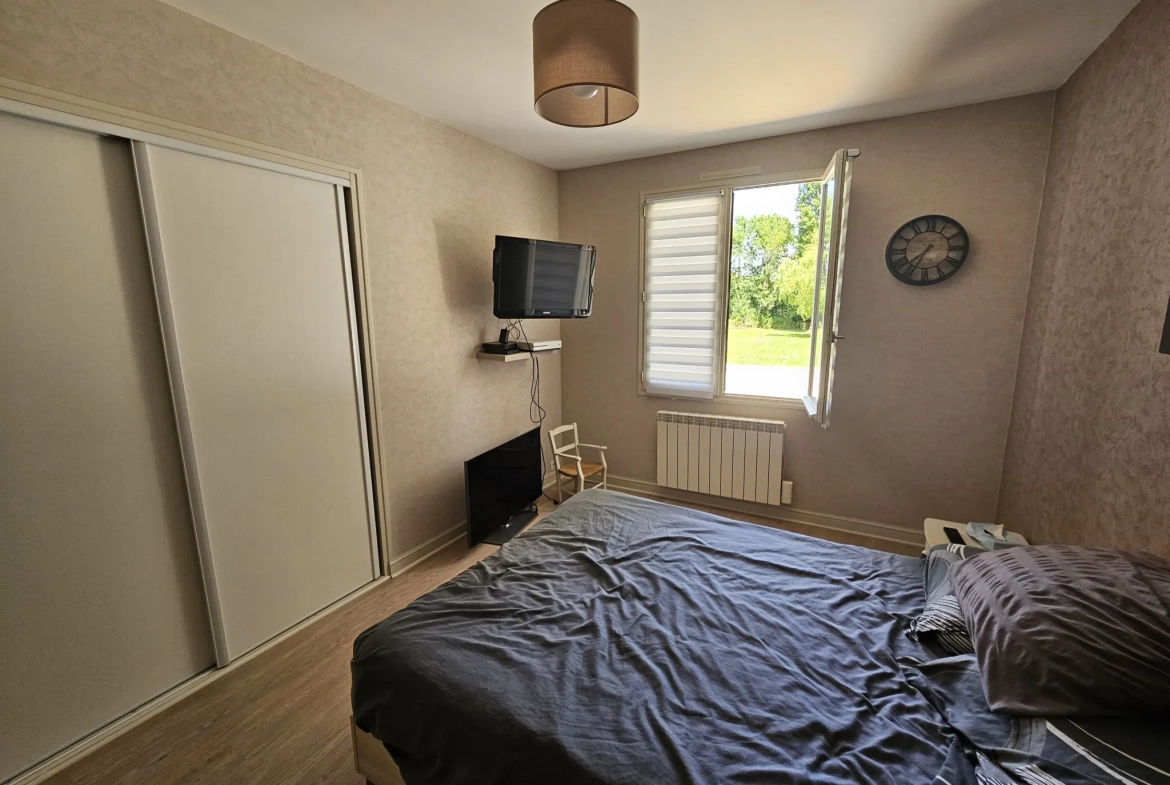 Maison familiale de plain-pied avec jardin, piscine et garage à Sansais 