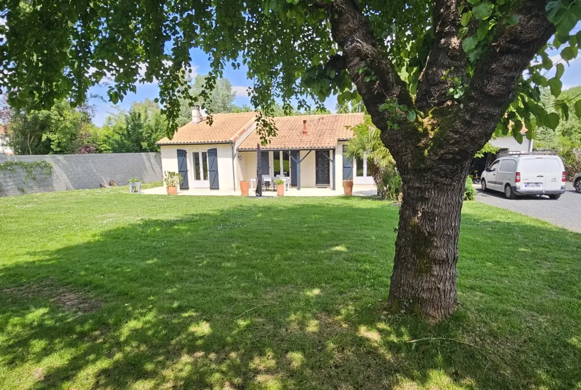 Maison familiale de plain-pied avec jardin, piscine et garage à Sansais 