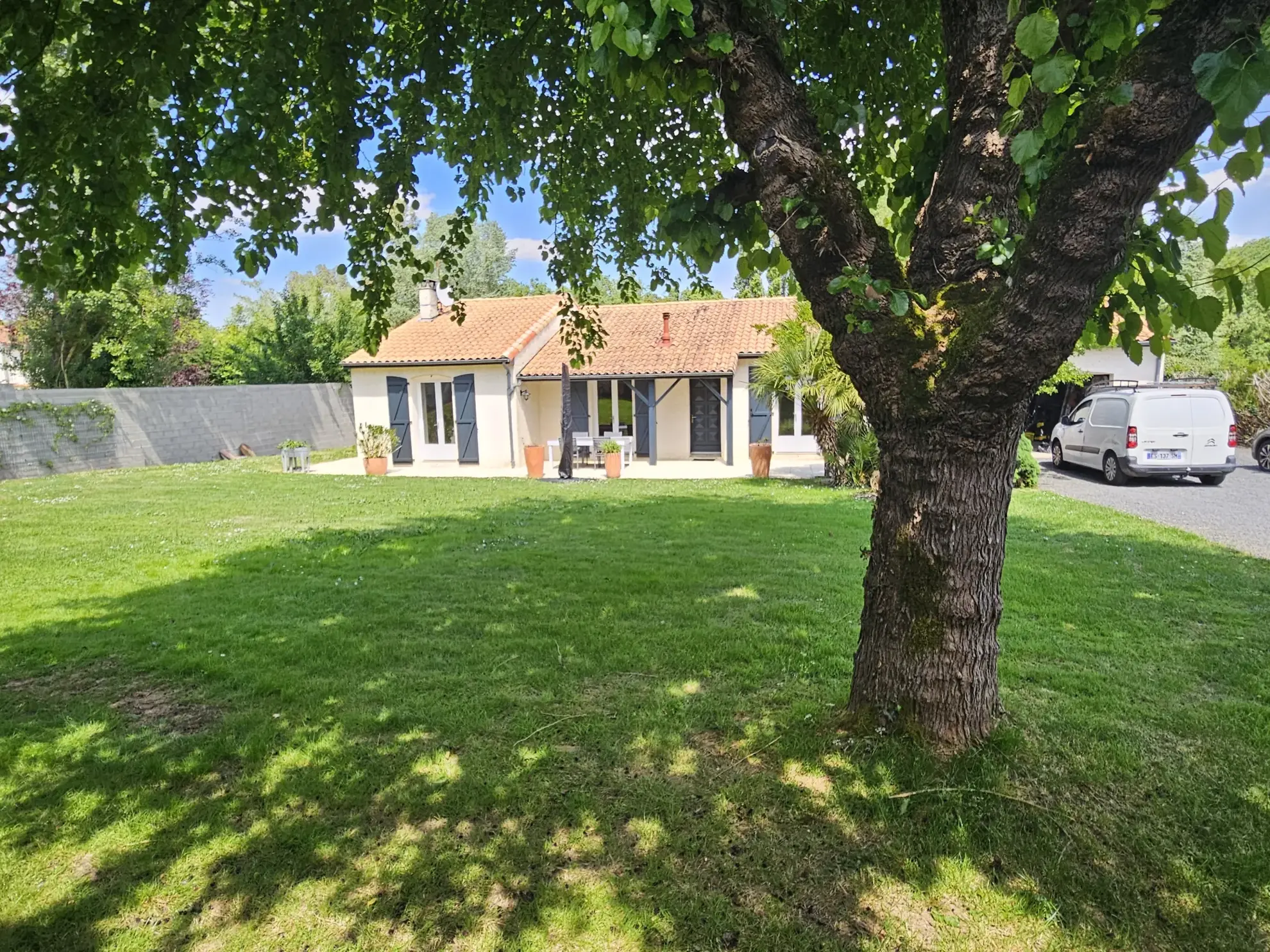Maison familiale de plain-pied avec jardin, piscine et garage à Sansais 